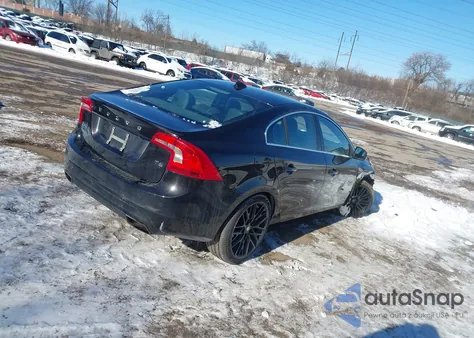 2015 Volvo S60 T6 Platinum z USA, uszkodzony, nr VIN YV149MFM1F2355145